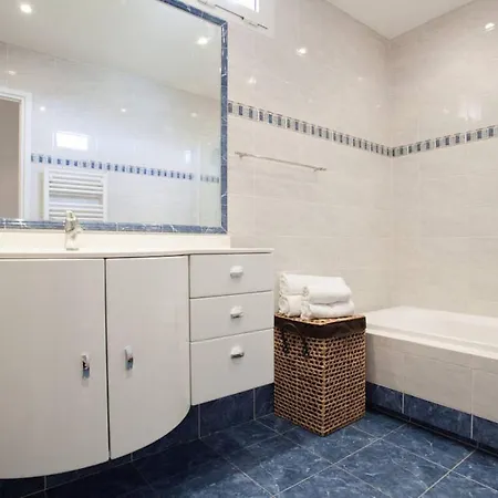 Apartment Sleeps 6 Wifi Cannes